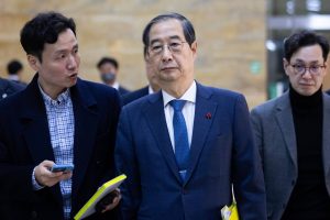 Han Duck-soo, South Korea's prime minister (center), arrives at the National Assembly in Seoul on Wednesday. | Bloomberg